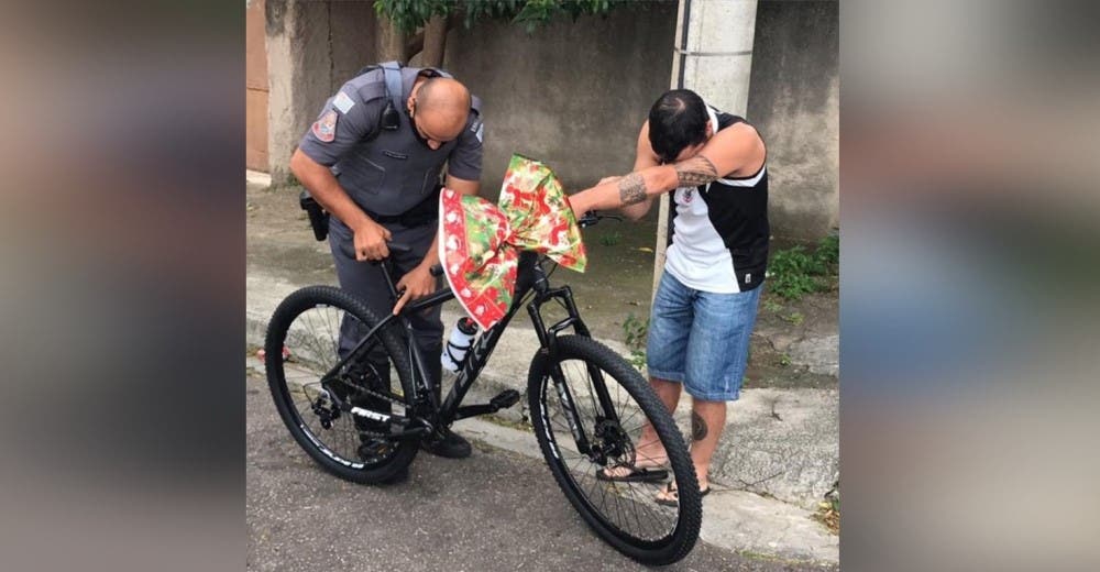 Un policía le regala una bicicleta a un humilde repartidor para que pudiera trabajar