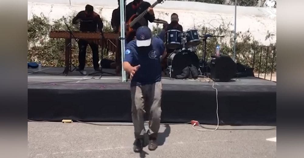 Un humilde abuelito que trabaja en la calle para sobrevivir celebra con baile que fue vacunado