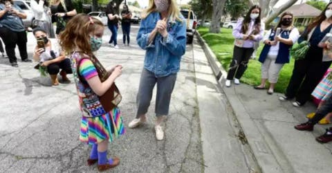 Una niña de 8 años que sobrevivió de milagro rompe un récord vendiendo miles de galletas en la calle