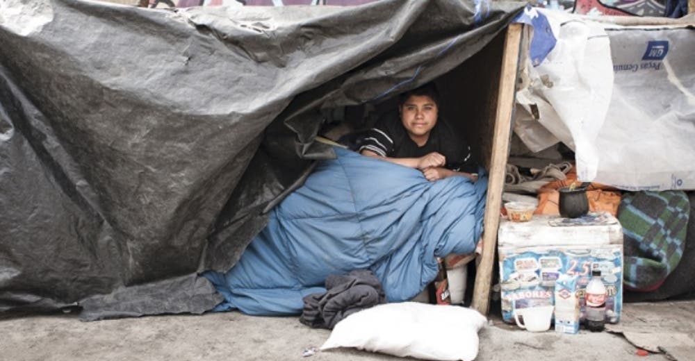 El niño que huyó de su país y sobrevivió durante años en la calle es una leyenda de la medicina