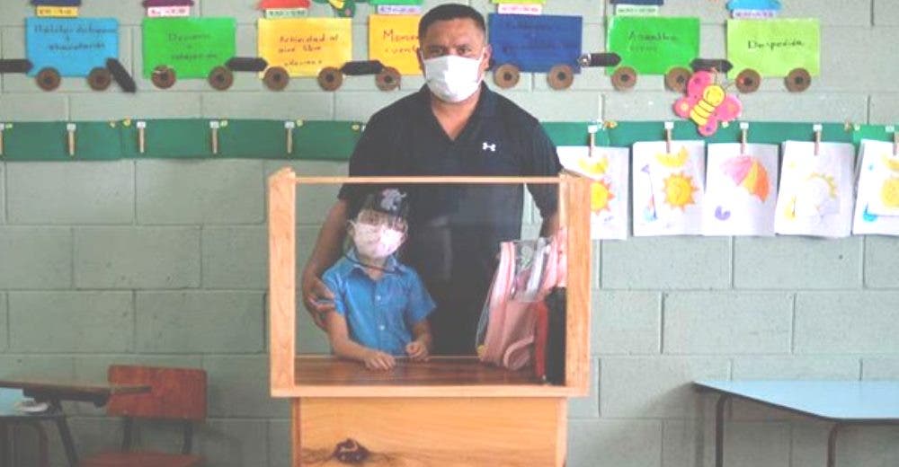 Construye un pupitre especial para que su hija pueda volver protegida a clases