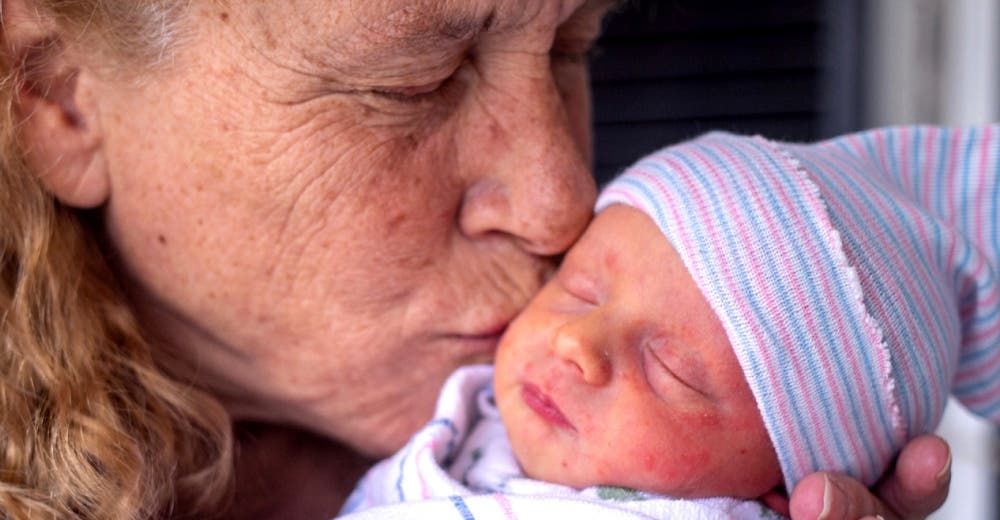 Da a luz a los 57 años tras perder repentinamente a una de sus hijas