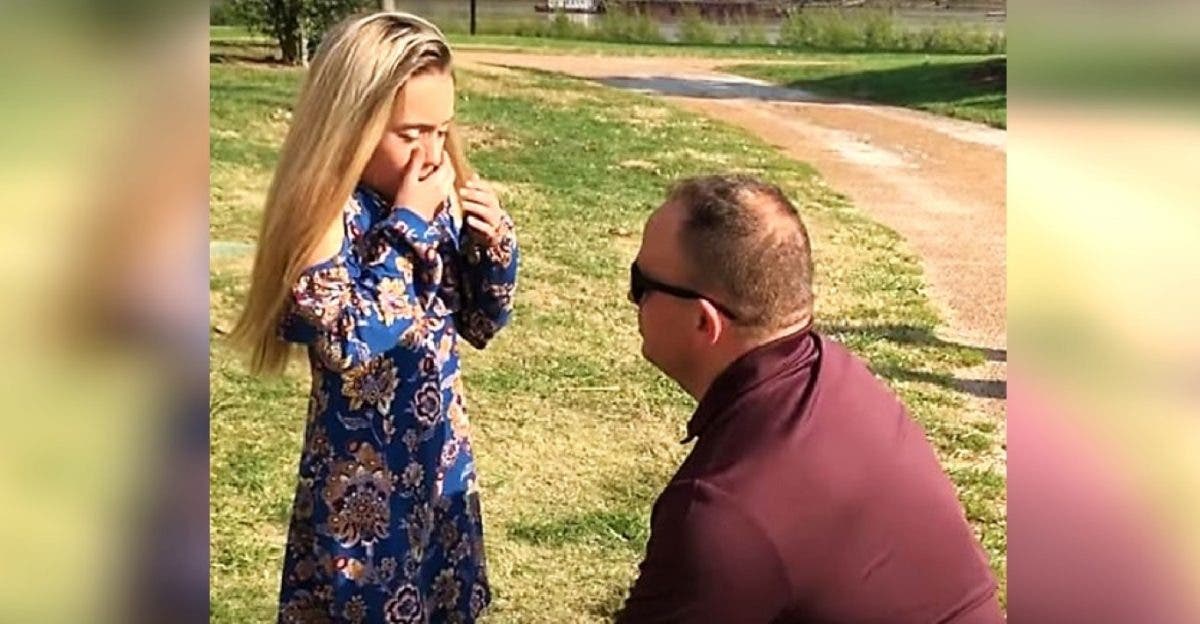 La pareja de su mamá la hace llorar en lo que pensó que sería una sesión de fotos familiar