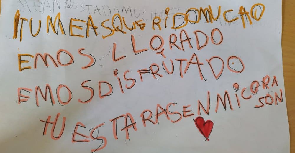 «Estarás en mi corazón»–Un niño de 6 años pide un papel y bolígrafo para escribirle a su maestra