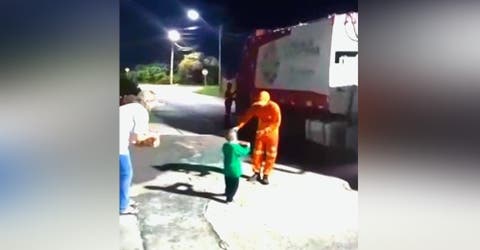 Se impresionan al ver a un niño de 3 años correr hacia los humildes recolectores de basura