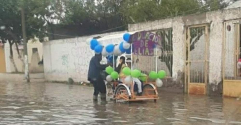 Un humilde padre acude a la caravana de graduación de su hijo con su triciclo decorado