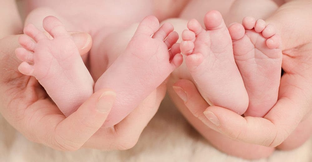 2 hermanas presentan a sus bebés nacidos con minutos de diferencia y ahora todos hablan de ellas