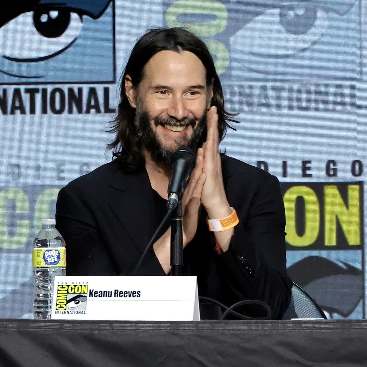 Keanu Reeves Se Arrodilla Ante Sus Fans Después De Que Lo Ovacionaran De Pie 6919