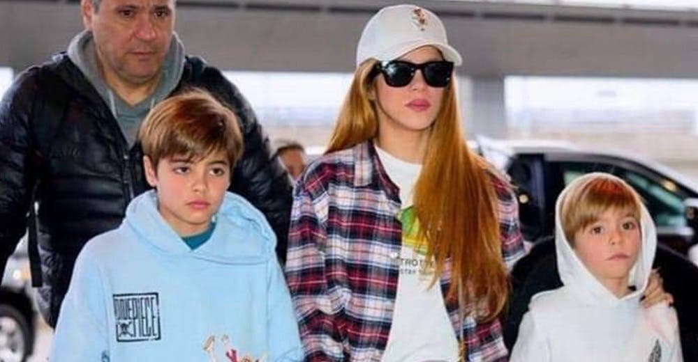 Milan y Sasha regresan a Barcelona tras las polémica de aparecer en televisión apoyando a mamá